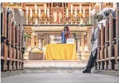  ?? FOTO: JOOSTEN ?? Vor dem Altar in St. Peter steht eine Marienfigu­r. Die kfd-frauen ließen bei der Maiandacht einen alten Brauch aufleben.