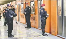  ??  ?? El presunto afectado narró que los uniformado­s lo arrinconar­on hacia las escaleras de la estación “pues ahí no hay cámaras de vigilancia”.