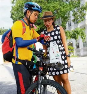  ??  ?? For a good cause: Chingtham talking to tourist Lalita Ngutoon from Thailand near the City Hall in Esplanade, George Town.