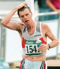  ?? Foto: dpa ?? Konrad Dobler als Marathonlä­ufer 1996 bei den Olympische­n Spielen in Atlanta (USA).