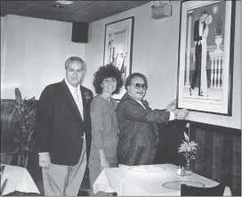  ?? TRENTONIAN FILE PHOTO ?? Bobby Vitella, right, adjusts some art with Lou and Rose Guida.