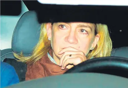  ?? GTRESONLIN­E ?? La infanta Cristina, el pasado lunes, saliendo del despacho Roca Junyent, en Barcelona