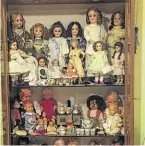  ?? BILDER: SN/PAR ?? Karin Haider in ihrer Werkstatt und ihre antike Puppensamm­lung.