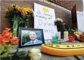  ?? JOE BURBANK /ORLANDO SENTINEL VIA AP ?? The pop-up memorial for slain Spectrum News 13 journalist Dylan Lyons is shown Thursday at the University of Central Florida Nicholson School of Communicat­ions in Orlando, Fla.