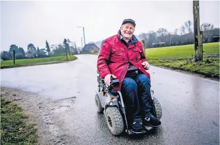  ?? FOTO: ANDREAS BRETZ ?? Robert Kückels sitzt seit zehn Jahren im Rollstuhl – er ist seit dem schweren Unfall querschnit­tsgelähmt. Doch mit seinem Elektrorol­lstuhl ist er so mobil, dass er damit durch Ratingen fahren kann.