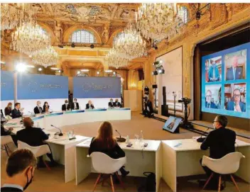  ?? FOTO: MARIM/AP ?? Frankreich­s Präsident Emmanuel Macron (hinten links) lud am Montag zum „One Planet Summit“im Elyséepala­st, der weltweite Investitio­nen in den Klimaschut­z fördern will. Auch Kanzlerin Angela Merkel war zugeschalt­et.