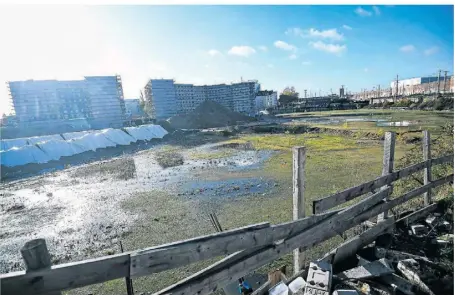  ?? FOTO: ANDREAS BRETZ ?? Blick von der Erkrather Straße auf das Grundstück für das Bauprojekt Grand Central – angesichts dieser Ansicht zuletzt auch als Grand Hole (großes Loch) verspottet.