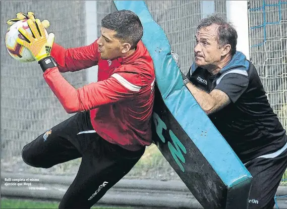  ?? FOTO: UNANUE ?? Rulli completa el mismo ejercicio que Moyá