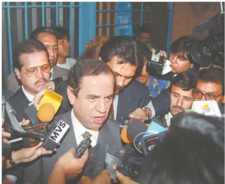  ??  ?? El 13 de septiembre de 1996 Juan Francisco Ealy Ortiz estuvo detenido alrededor de 10 horas en el Reclusorio Norte. Reporteros lo esperaban a su salida