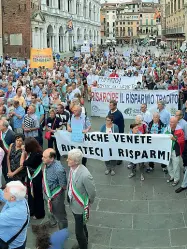  ??  ?? Attesa Manifestaz­ione di protesta dei soci delle ex popolari