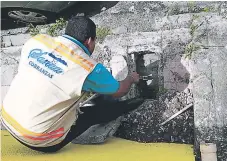  ??  ?? Las cuadrillas realizan los cortes según el calendario de aviso.