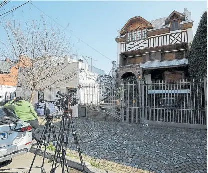  ?? Ricardo Prsitupluk ?? La guardia periodísti­ca ayer frente a la casa de Boudou, quien no se asomó