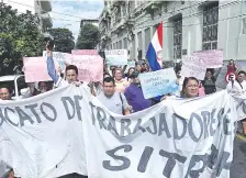  ??  ?? Los trabajador­es de Clínicas se manifestar­on ayer frente a la sede del Ministerio de Hacienda, en reclamo de más recursos.