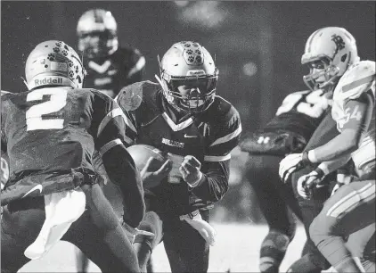  ?? GARY MIDDENDORF/DAILY SOUTHTOWN PHOTOS ?? Richards’ Leshon Williams finds a seam for a touchdown against Rock Island during a Class 6A first-round playoff game Friday.