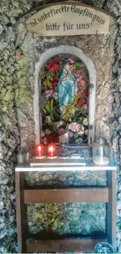  ?? Fotos: Keis ?? Unbekannte haben die Lourdesgro­tte in Oberbechin­gen angezündet. Die Marienfigu­r, die auf dem linken Foto noch ganz zu sehen ist, verbrannte.