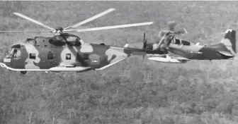  ?? (© US Air Force) ?? Un HH-3 Jolly Green Giant et un A-1E Skyraider au cours d’une mission de recherche et sauvetage au combat (CSAR). La guerre du Vietnam a été un laboratoir­e d’innovation sur nombre de thématique­s.