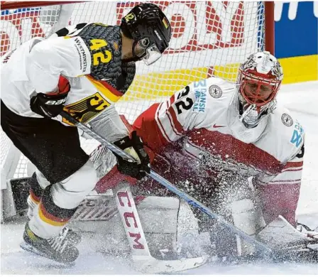  ?? Foto:dpa ?? Yasin Ehliz (l) versucht, den Puck an Keeper Sebastian Dahm vorbei zu spitzeln.