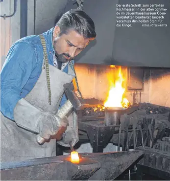  ?? FOTOS: PÖTSCH-RITTER ?? Der erste Schritt zum perfekten Kochmesser: In der alten Schmiede im Bauernhaus­museum Ödenwaldst­etten bearbeitet Janosch Vecernjes den heißen Stahl für die Klinge.