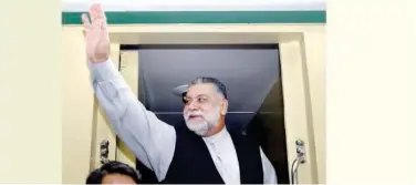  ?? File / Agence France-presse ?? ↑
Zafarullah Jamali waves to supporters as he boards a train to return to his home town in Balochista­n at the Rawalpindi Railway Station.