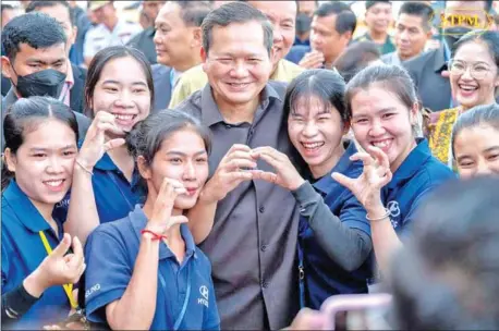  ?? STPM ?? Prime Minister Hun Manet poses for photos with factory workers in Koh Kong province on January 8.