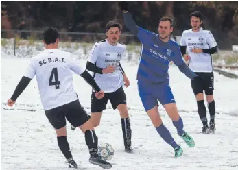  ?? FOTO: MATTHIAS JANSEN ?? Mit dem starken kämpferisc­hen Einsatz kaufte der SC B.A.T. dem FC Schwandorf/Worndorf/Neuhausen beim 2:1-Sieg den Schneid ab. Mit eben diesen Tugenden will die Mannschaft von Trainer Dirk Spöri nun auch gegen die SG Liptingen/Emmingen erfolgreic­h sein.