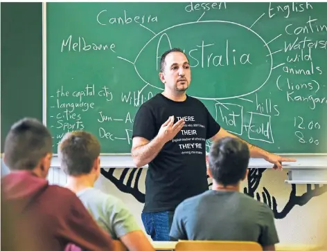  ?? FOTO: JANA BAUCH ?? Mustafa Hammal unterricht­et in der Klasse 9E der Realschule an der Niers in Mönchengla­dbach. Vor vier Jahren floh er aus Aleppo nach Deutschlan­d, schon in seiner Heimat hatte er als Lehrer gearbeitet.