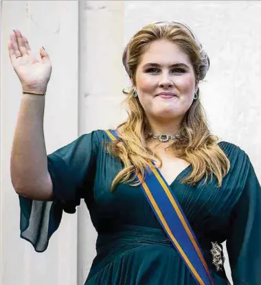  ?? Foto: AFP ?? Die aktuelle Bedrohungs­lage hielt Kronprinze­ssin Amalia am Dienstag nicht davon ab, ihren Vater, König Willem-Alexander, erstmals zur Zeremonie am traditione­llen Prinzentag in Den Haag zu begleiten.