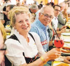  ??  ?? Bopfingens stellvertr­etende Bürgermeis­terin Gisela Knobloch hat beim Pressefrüh­schoppen der „Ipf- und Jagst-Zeitung“Geburtstag gefeiert. Neben ihr Kreisbrand­meister Otto Feil.