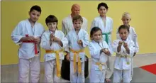  ??  ?? Les jeunes judokas avec leur médaille d’or