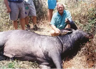  ??  ?? Bo:diebulisme­t ‘n spies gekwes en het die plaaslike inwoners op hol gejaag en verskeie vermink. (circa 1993).