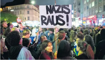  ??  ?? Die Gruppe „Nazileaks“will Neonazis daran erinnern, dass das Internet kein rechtsfrei­er Raum ist.