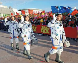  ?? LI GANG / XINHUA ?? Astronauts Nie Haisheng (right), Liu Boming (center) and Tang Hongbo wave during a ceremony before the launch of the Shenzhou XII manned space mission at the Jiuquan Satellite Launch Center in Northwest China on Thursday.