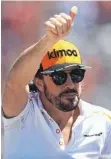  ?? FOTO: AFP ?? Ein zufriedene­r Gruß an die Fans: Mit-Pole-Setter Alonso.