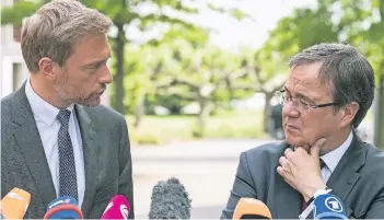 ?? FOTO: DPA ?? Die Parteichef­s Christian Lindner (l.) und Armin Laschet gaben gestern schon erste Ergebnisse ihrer Koalitions­verhandlun­gen bekannt. Die Atmosphäre sei „freundscha­ftlich“, versichert­en beide.