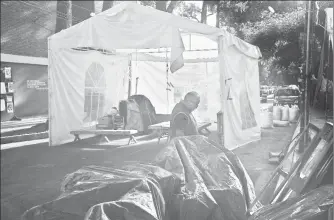  ??  ?? El comisionad­o para la reconstruc­ción, Édgar Tungüí, explicó que en los campamento­s sólo hay personas que hacen guardia, por temor a que se metan a sus inmuebles a robarles sus pertenenci­as o a invadir. Estimó que “alrededor de 167 sí viven en ellos” ■...
