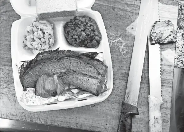  ?? BARBARA J. PERENIC PHOTOS/COLUMBUS DISPATCH ?? A delicious dinner from food truck Texas Steele BBQ includes beef brisket, macaroni and cheese, and baked beans.