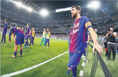  ??  ?? EL ÚNICO QUE LO PUEDE ACLARAR. Messi dio su palabra, pero todavía no firmó.