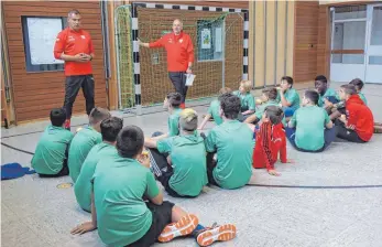  ?? FOTO: THERESIA- HECHT- STIFTUNG ?? Gebannt folgen die Fußballspi­eler den Ausführung­en der Trainer.