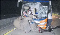  ??  ?? DANGEROUS FOR DRIVERS: An elephant lies dead in front of a wrecked intercity bus in tambon Wiang Tan of Lampang’s Hang Chat district.