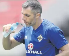  ?? WILLIAM CHERRY/PRESSEYE ?? Water break: Aaron Hughes keeps himself hydrated in a bid to conquer the sweltering heat in Costa Rica