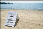  ?? Hearst Connecticu­t Media file photo ?? A sign notifying swimmers that the water is closed on West Beach in Stamford on July 17, 2013.