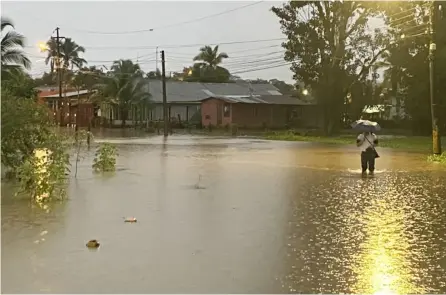  ?? RAÚL CASCANTE ?? En el barrio Envaco, de Limón, varias personas tuvieron que salir a sus faenas diarias con el agua por las rodillas. En los sectores afectados no hubo necesidad de habilitar albergues.