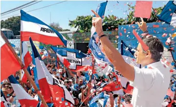  ??  ?? Respaldo. El candidato presidenci­al recibió el apoyo de simpatizan­tes de ARENA de Usulután.