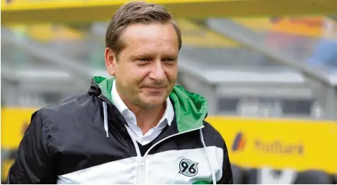  ?? Foto: Jan Hübner ?? Hannovers Manager Horst Heldt gastiert mit seinem Klub Hannover 96 am heutigen Samstag in Augsburg. Sein Verein hat momentan ein Problem: Die Fans wollen nicht ihre Mannschaft unterstütz­en.