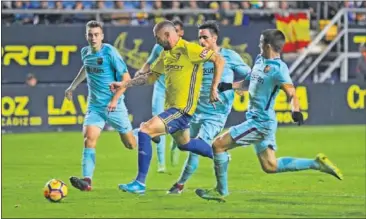  ??  ?? DOBLETE DE CARRILLO. El delantero del Cádiz marcó dos goles (uno de ellos de penalti).