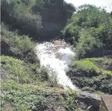  ??  ?? El arroyo Cañada del Carmen es víctima de una impune contaminac­ión desde hace varios años.