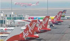  ?? FOTO: DPA ?? Air-Asia-Maschine landet in Malaysia: Die Linie plant, von Kuala Lumpur nach London sowie von Bangkok nach Frankfurt zu fliegen.