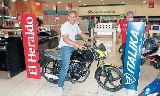  ?? FOTO: EL HERALDO ?? Wilmer Laínez Romero se mostró feliz tras subir en su nueva motociclet­a que ganó en los premios diarios con Italika y EL HERALDO.