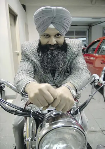  ?? BRYN WEESE/POSTMEDIA NEWS ?? Baljinder Badesha refuses to obey the province’s motorcycle safety helmet law saying it affects his religious right to wear a turban. His court case began yesterday.