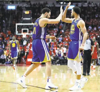  ?? Karen Warren / Staff photograph­er ?? Klay Thompson and Stephen Curry high-five near the end of the clinching Game 6 of the Western Conference semifinals in Houston, the Warriors’ most significan­t win of the season.